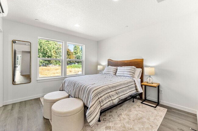 Building Photo - NEW MODERN HOME