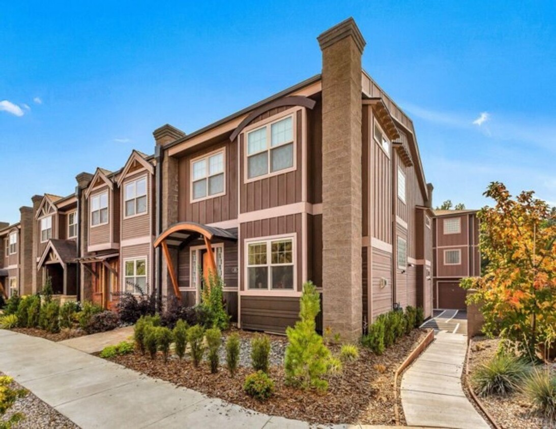 Foto principal - Luxurious Townhouse in NW Bend, 3 Bedrooms...