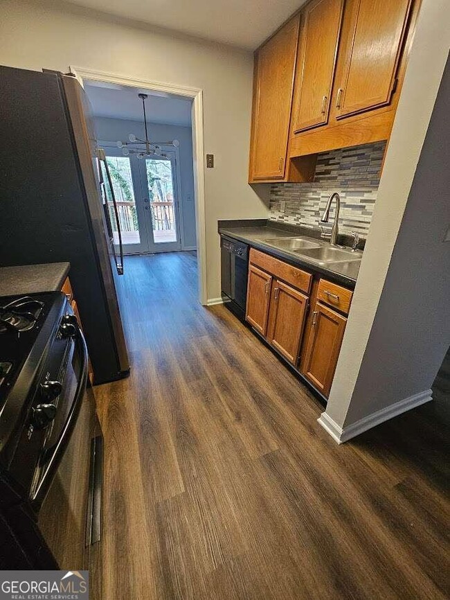 Building Photo - 915 Edgewater Cir