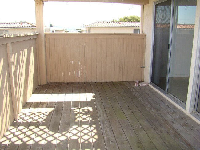 Building Photo - 2b/2ba all upstairs Burton Mesa Condo