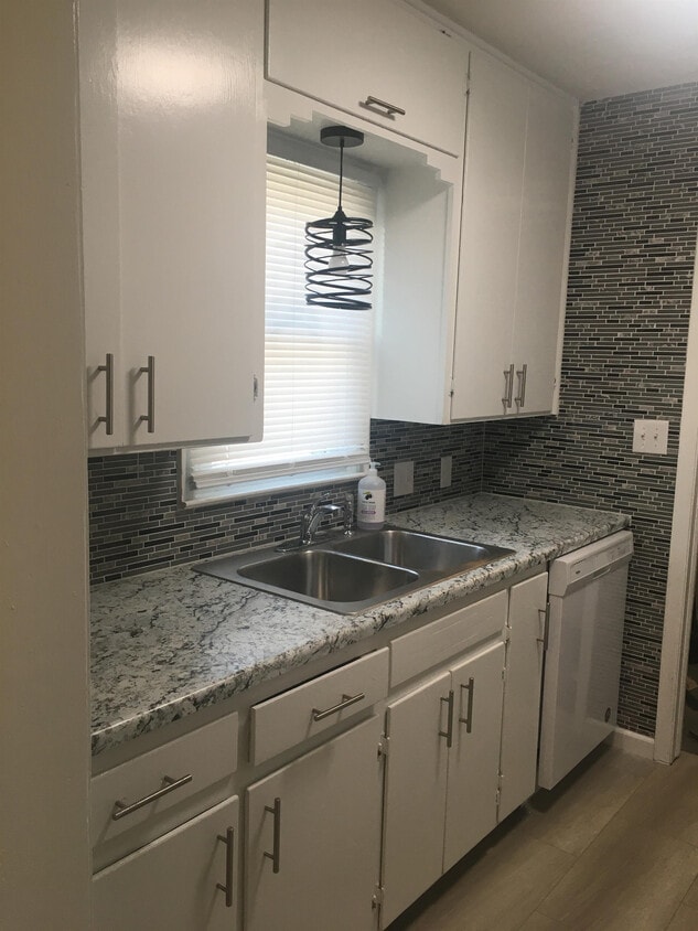 Foto principal - 831 S Barlow St