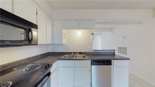 Building Photo - 2401 Bandera Dr
