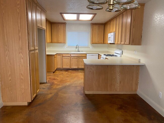 Foto del edificio - Great Jamestown Home!  Gorgeous Stained Ce...