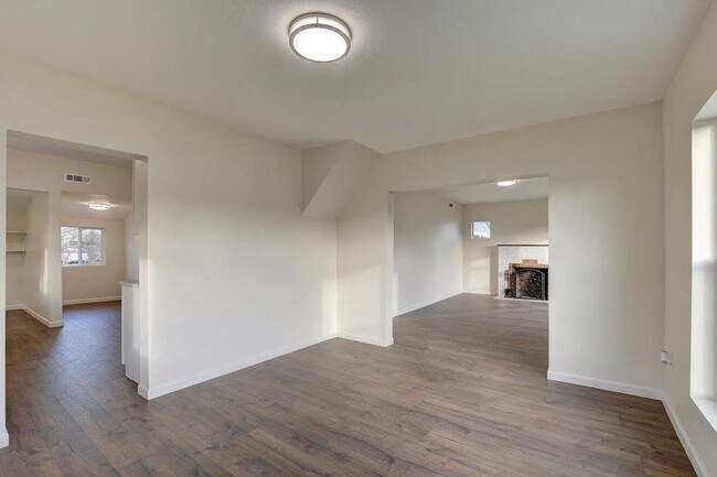 Foto del edificio - 830 W 12th St