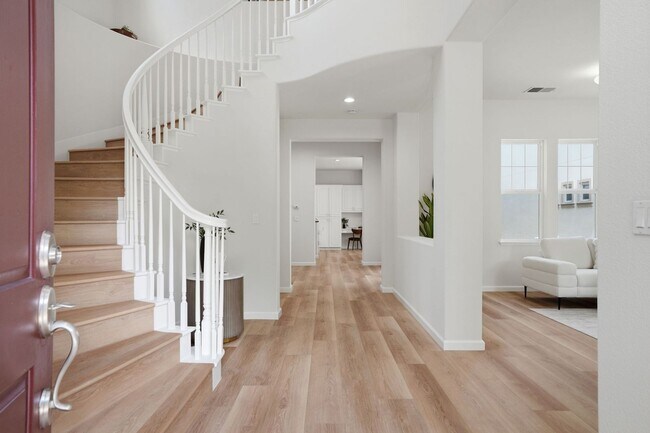 Foto del edificio - BRIGHT, OPEN RESIDENCE IN RIVERMARK HOME WITH EXCELLENT LAYOUT