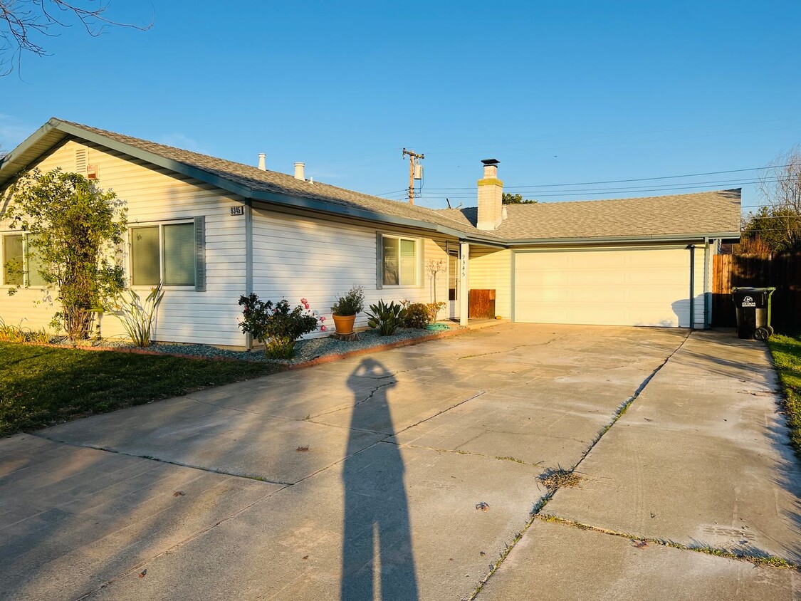 Primary Photo - Cute Home in Established Neighborhood