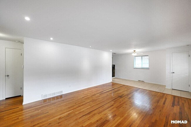 Building Photo - Spacious 4BR House in Denver