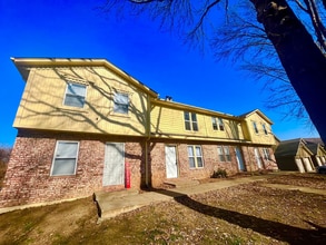 Building Photo - 401-407 NE Highland Ln