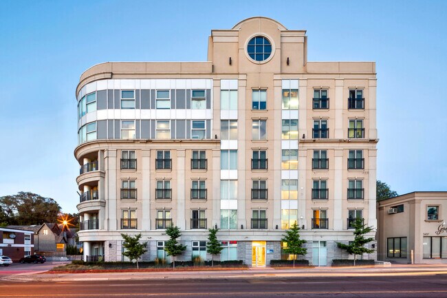 Photo du bâtiment - Deloraine Luxury Apartments