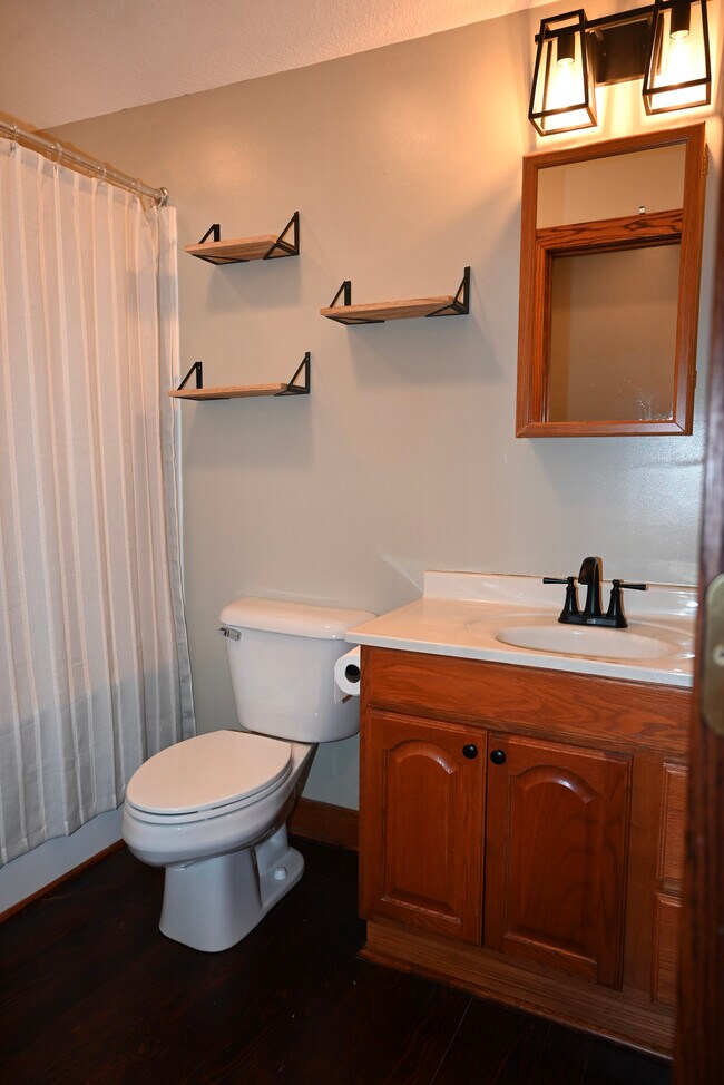 Building Photo - 507 E 7th St