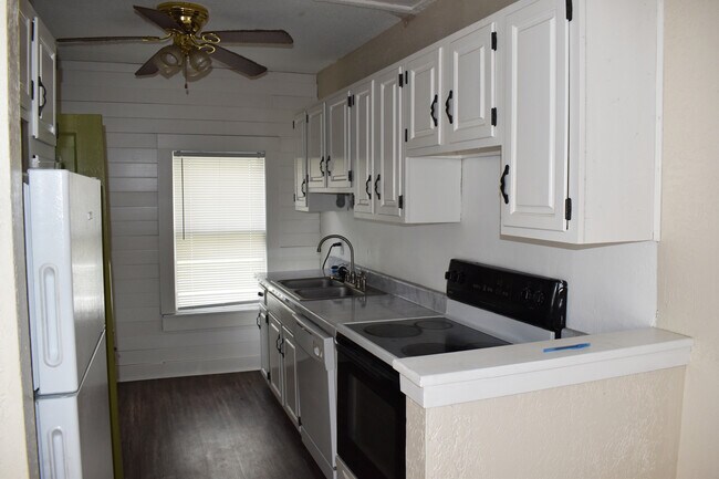 Kitchen - 149 S Richmond Ave
