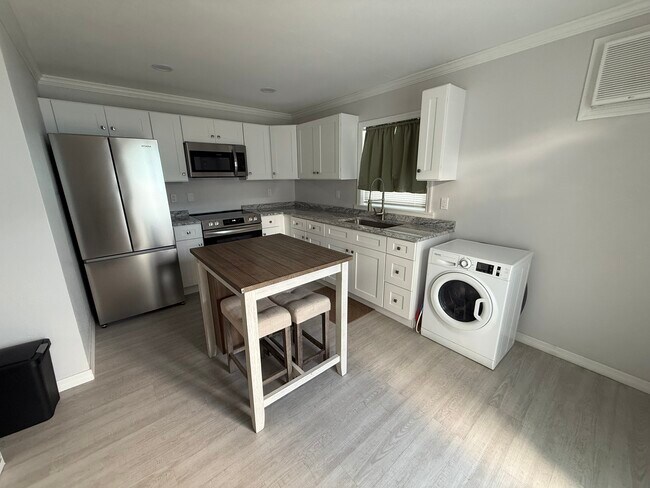 Cocina con lavadora y secadora combinadas - 324 Clearwater Ave