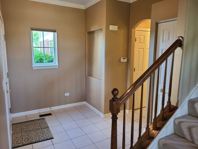 Building Photo - 2552 Lorraine Cir