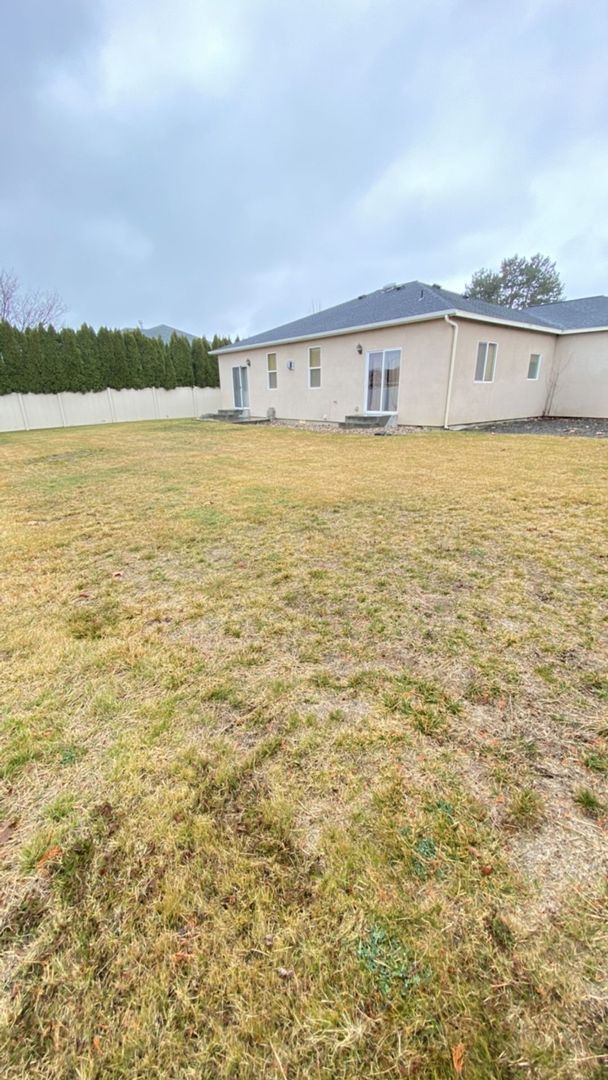 Foto del edificio - Triple Car Garage & New Interior Paint