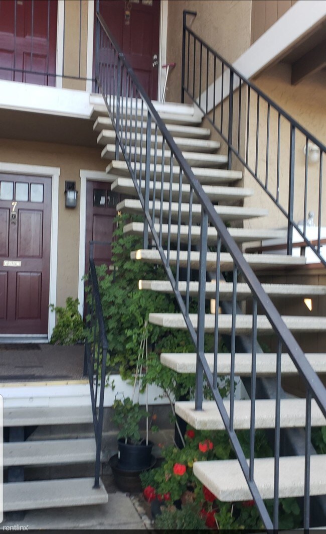 Foto del edificio - 7411 Rainbow Dr