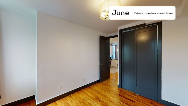 Building Photo - Private bedroom in 5 bed/2 bath Home