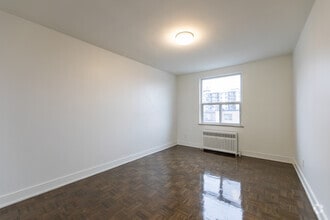 1BR, 1BA - 631SF - Bedroom - 100 Cosburn Ave