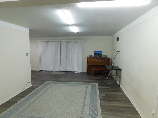 Building Photo - 448 N Fox Hills Dr