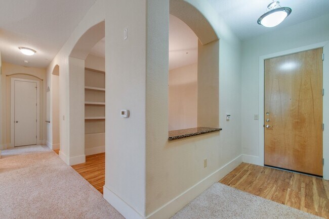 Building Photo - Green Hills/Belmont 2-Bed/2-Bath w/ Garage!