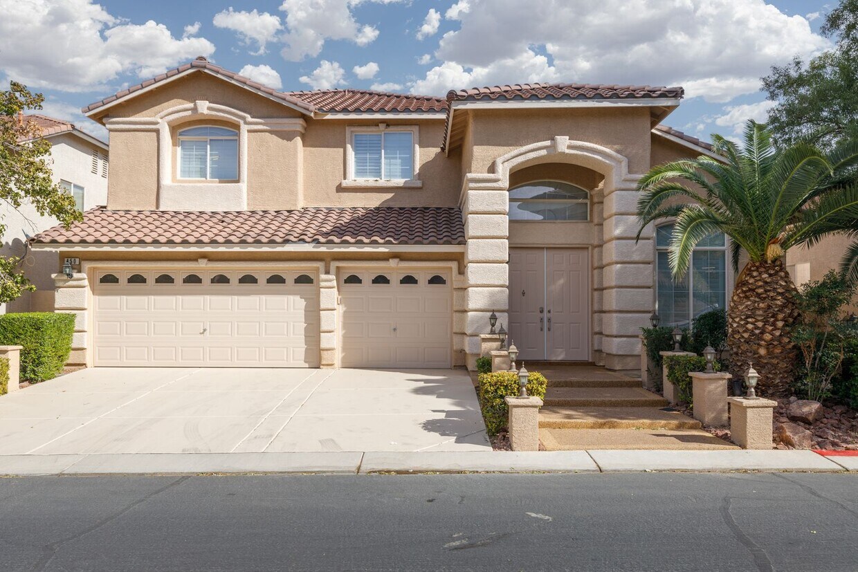 Foto principal - Remodeled home with pool and spa located i...