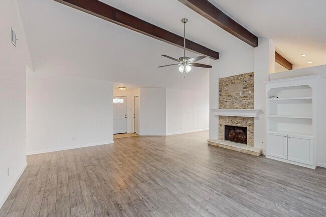 Foto del edificio - 8117 Rainbow Dr