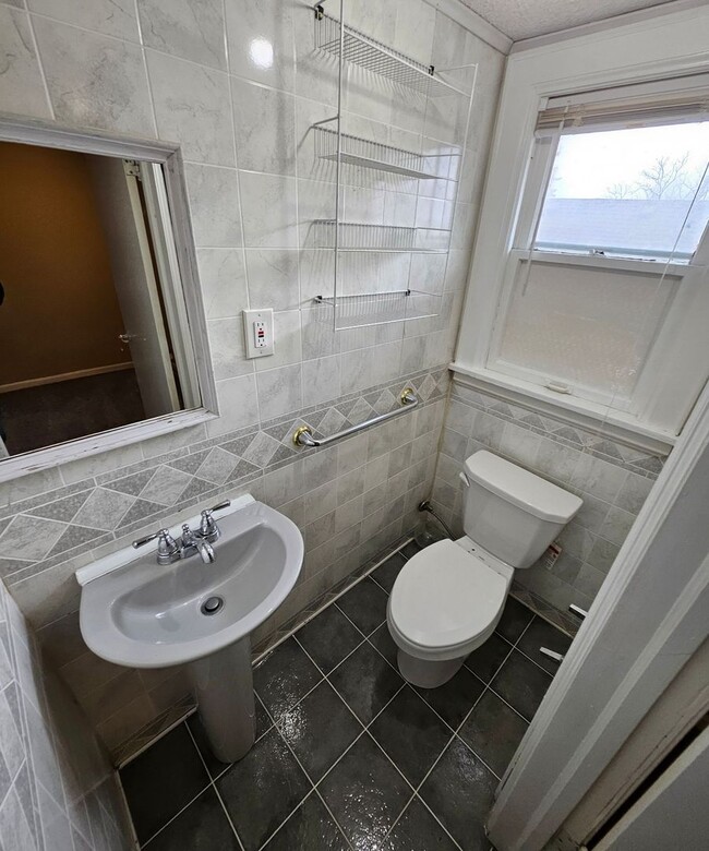 Building Photo - 3 Bedroom 2 Bathroom in Kansas City MO $1,400.00