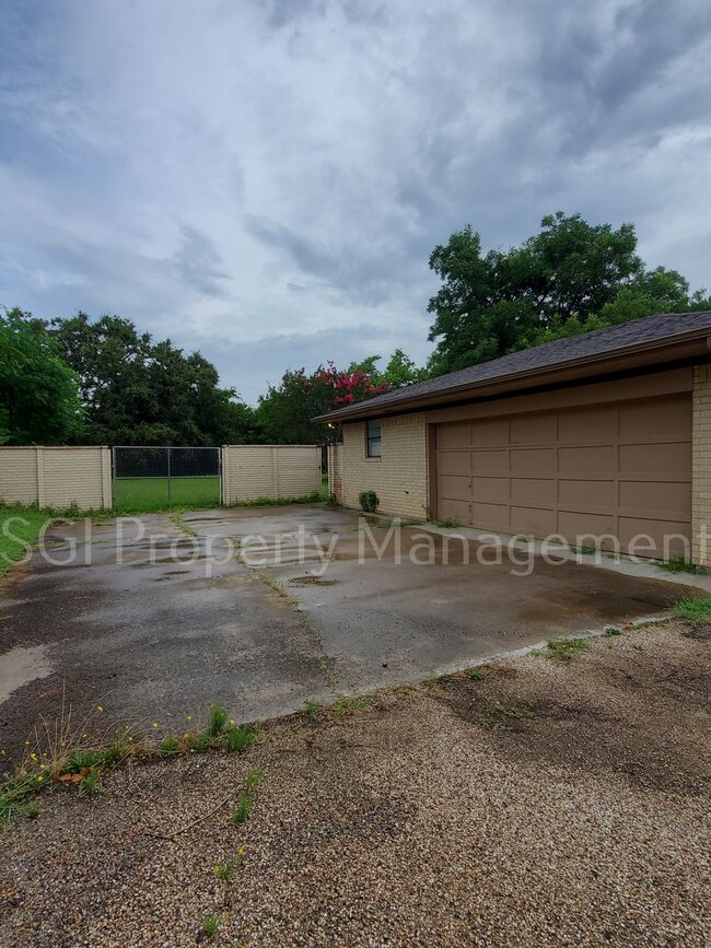 Building Photo - BIG 1 STORY 4 BEDROOM ON HUGE LOT IN KEENE!!!
