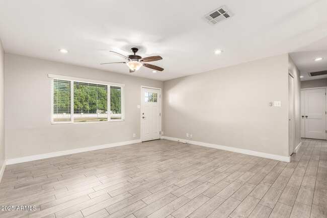 Foto del edificio - 331 E Continental Dr