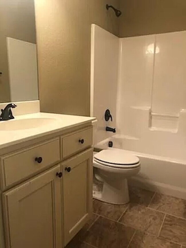 Building Photo - Luxury 3 Bedroom Condo in Fayetteville!