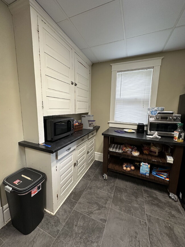 Building Photo - 6 bedroom 2 bath Duplex - available for June 1st close to UWEC!