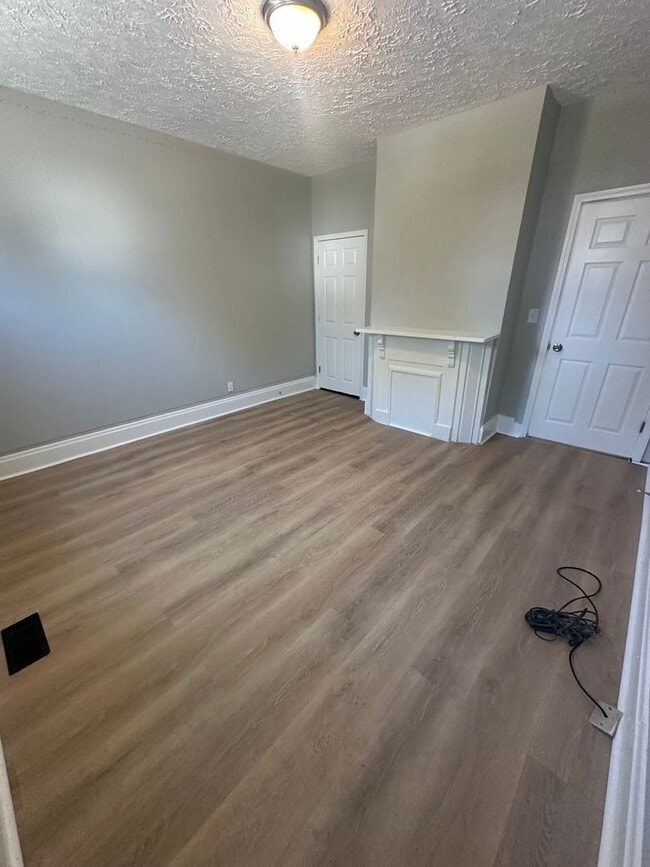Building Photo - BEAUTIFUL NEWLY RENOVATED  3 BEDROOM HOUSE...