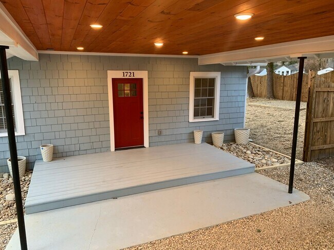 Foto del edificio - Charming Flat Rock Bungalow