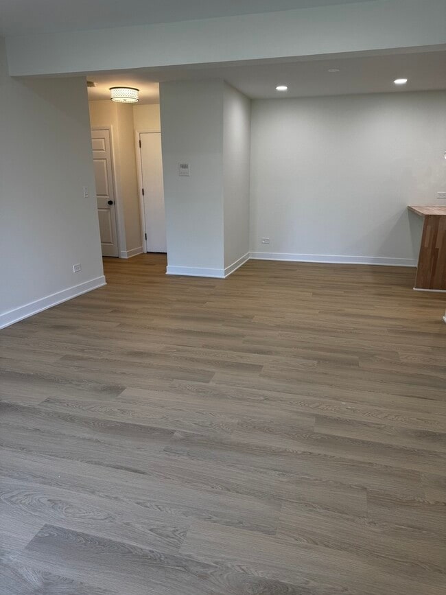 Building Photo - 10365 Dearlove Rd