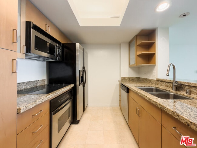 Building Photo - 13700 Marina Pointe Dr