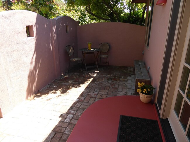 Building Photo - STUNNING RECENTLY REMODELED ONE BEDROOM UN...