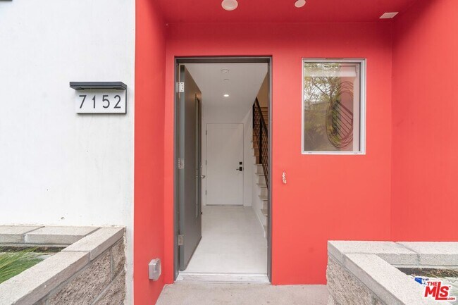 Foto del edificio - 7156 Willoughby Ave
