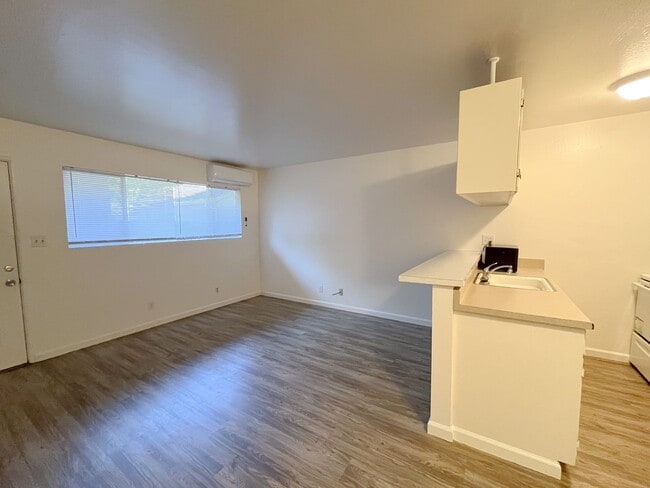 Building Photo - Perfect 1 Bed 1 Bath - Covered Parking Included!