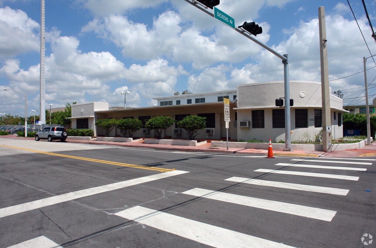 Foto principal - 7500 Dickens Ave