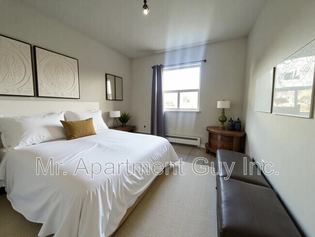 Building Photo - 37 Wellington St S