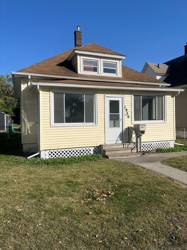 Building Photo - Adorable updated home in Moline!