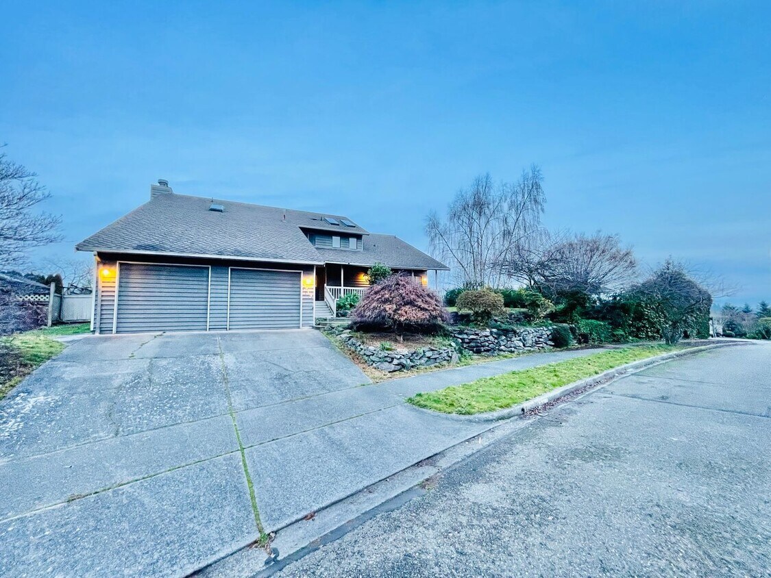 Primary Photo - Luxurious 4-Bedroom Retreat with Mount Rai...