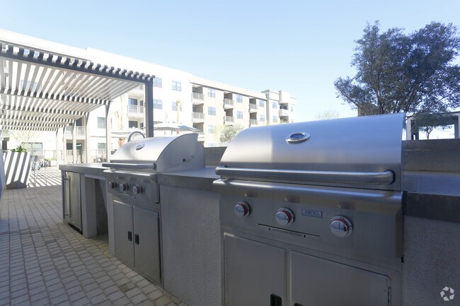 Building Photo - Mason Oliver