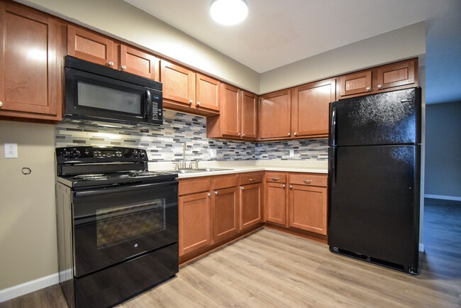 Building Photo - 3425 Redbud Dr