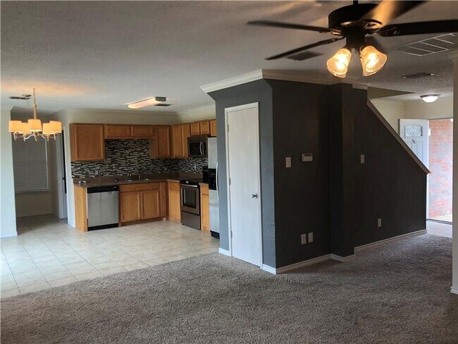 Building Photo - 1404 Sequoia Dr
