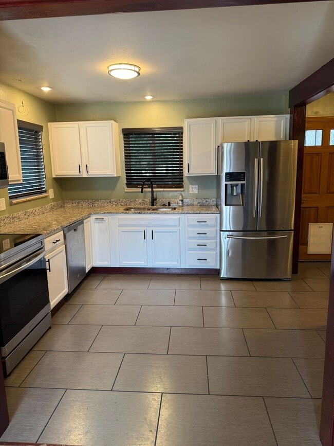 Building Photo - 2 bedroom / 1 bath Mid-Century brick duple...