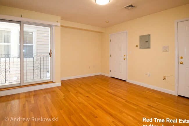 Foto del edificio - 393 W Broadway