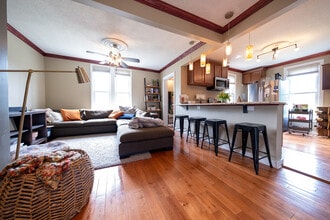 Building Photo - 801 NE Lowry Ave