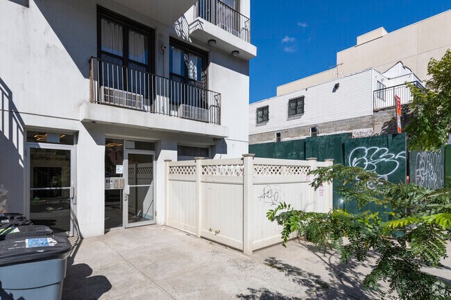 Foto del edificio - 956 Bedford Ave