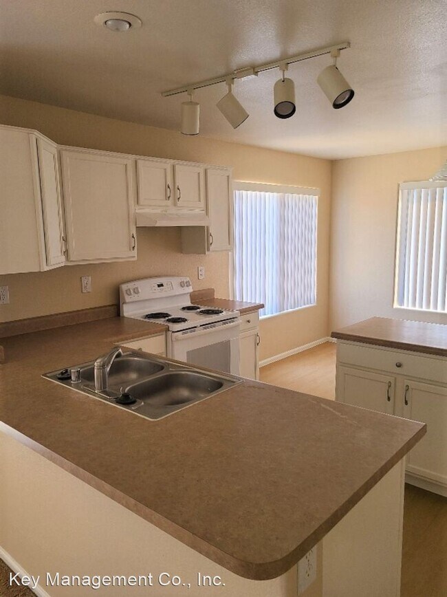 Building Photo - 4 br, 2.5 bath House - 12529 W. Reade Ave.