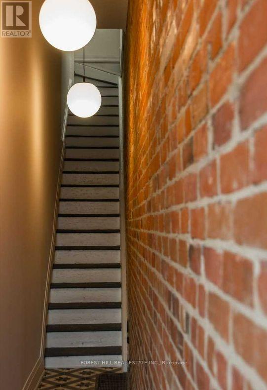 Building Photo - 1216 Dundas St W